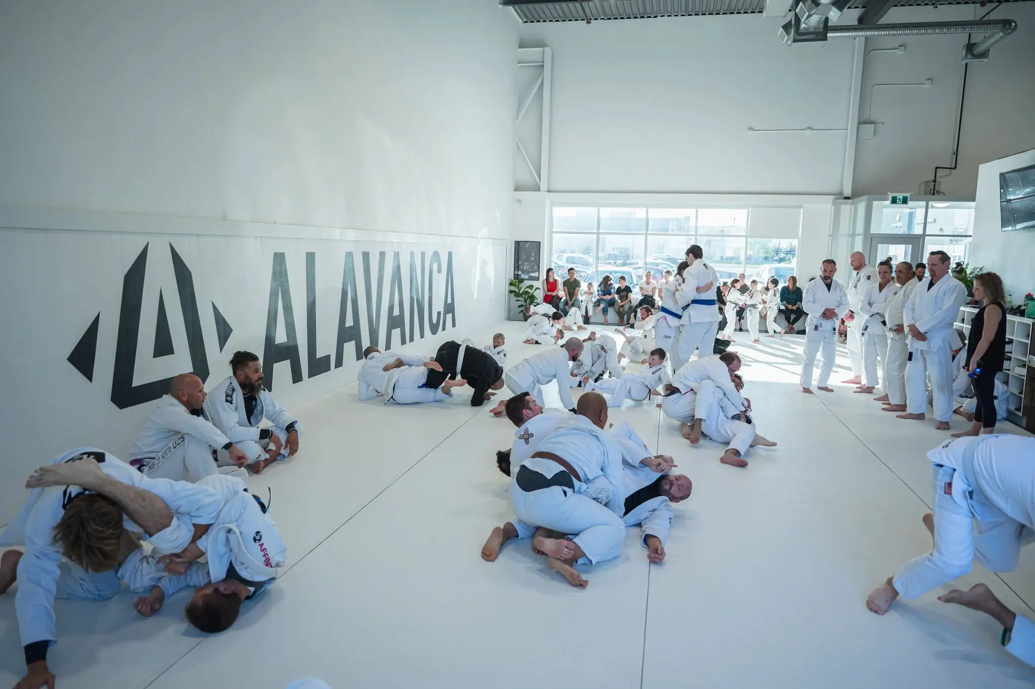 ALAVANCA Shawnessy Brazilian Jiu-Jitsu class training together on the mats in Calgary