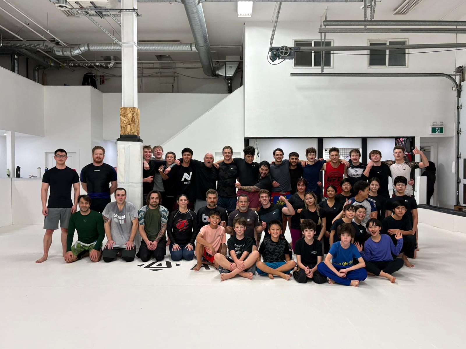 ALAVANCA Shawnessy Brazilian Jiu-Jitsu members and team together on the mats in Calgary